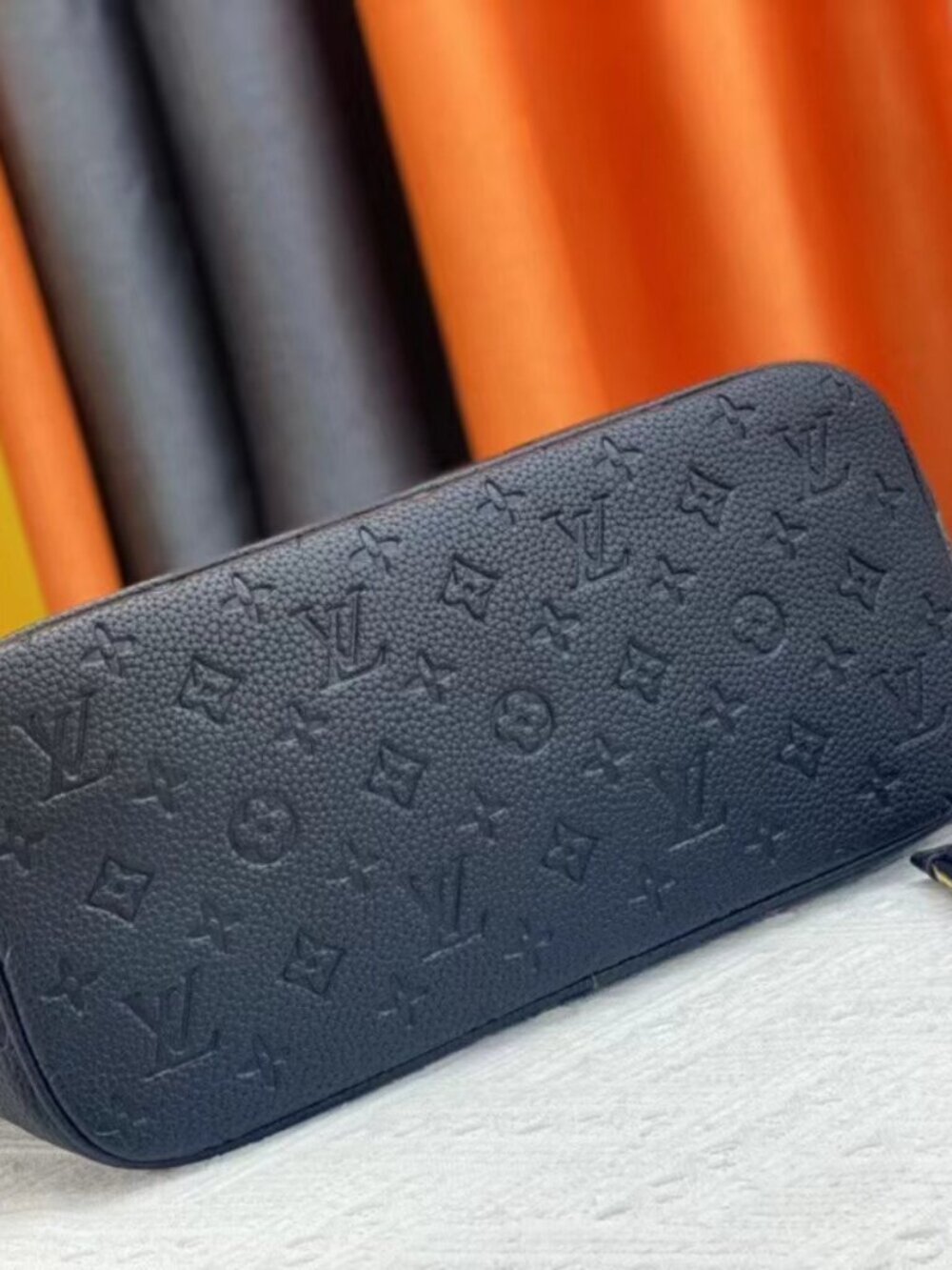 Louis Vuitton Handbags - Picture 4 of 9